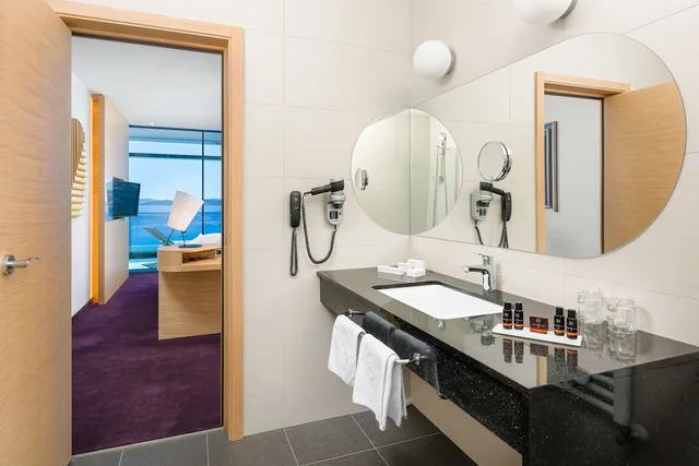 غرفة ديلوكس بسرير كوين بإطلالة على البحر بشرفة مع أريكة، Olympia Sky Hotel 2/2