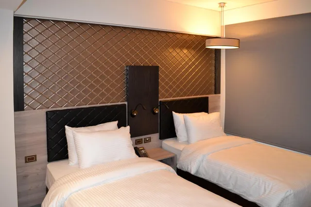 Standard, Twin Beds, Ambassador Hotel 2/8