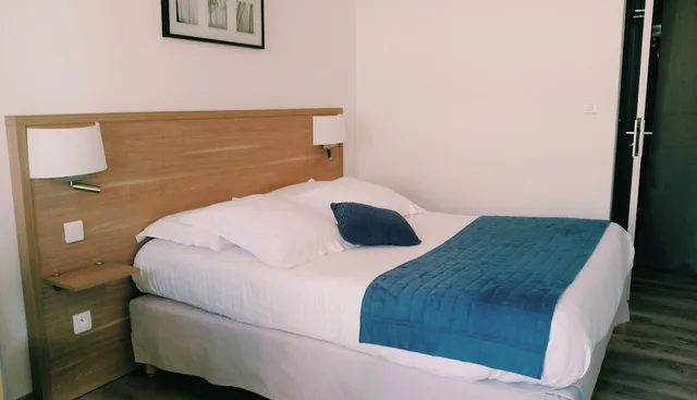 غرفة قياسية بسرير مزدوج، LOGIS HOTEL LES COMTES DE PARDIAC 4/5