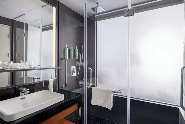 غرفة عائلية بسرير مزدوج وسريرين منفصلين بإطلالة على البحر بحوض استحمام، Hilton Garden Inn Da Nang 9/10