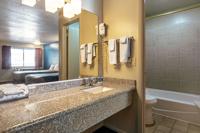 Room, 2 Queen Beds, Rodeway Inn St George North Near Pioneer Park 3/3