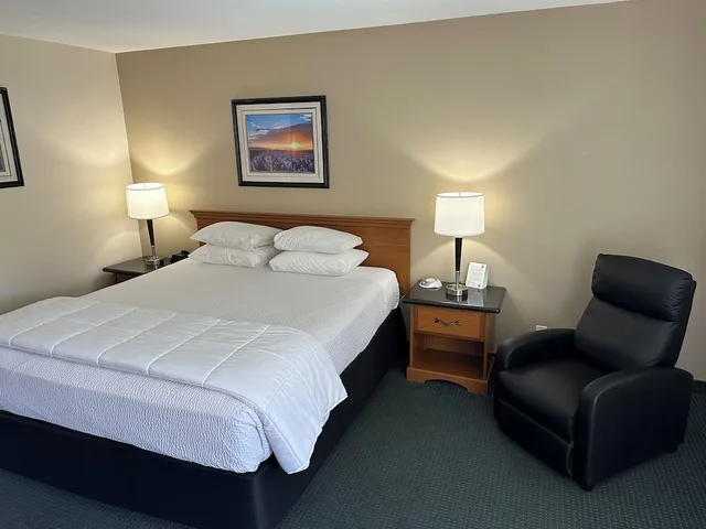 Upstairs, Standard, King Bed، King Frederik Inn 5/9
