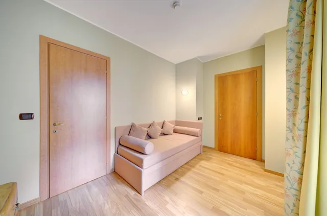 جناح، Hotel Liberty 3/10