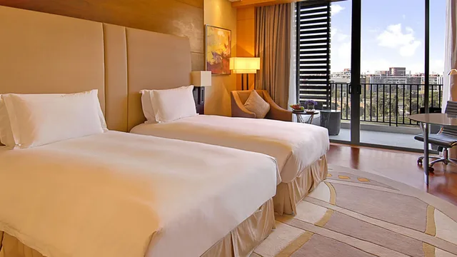 غرفة بسريرين منفصلين بإطلالة على البحيرة بشرفة، Hyatt Dongguan 1/3