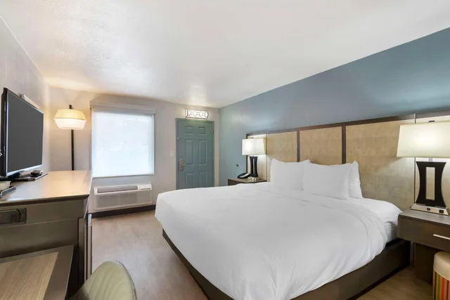 غرفة بسرير كينج بإطلالة على المسبح، Best Western Plus St. Simons 3/7