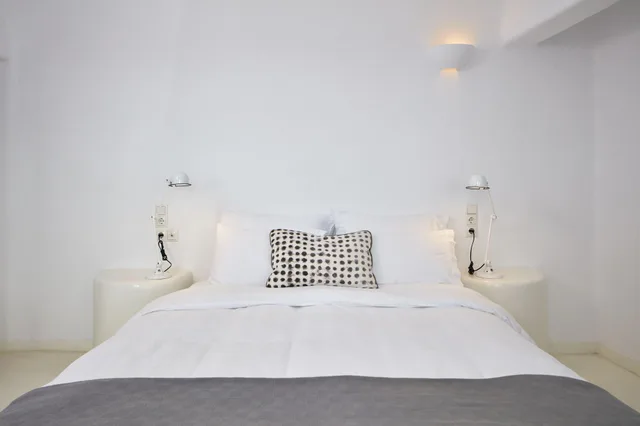 غرفة بسرير مزدوج بإطلالة على البحر، Cliff Side Suites Hotel 1/3