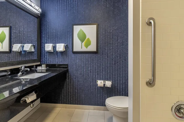 جناح بسريرين كوين بغرفة نوم واحدة مع أريكة، Fairfield Inn Suites Texarkana 5/5
