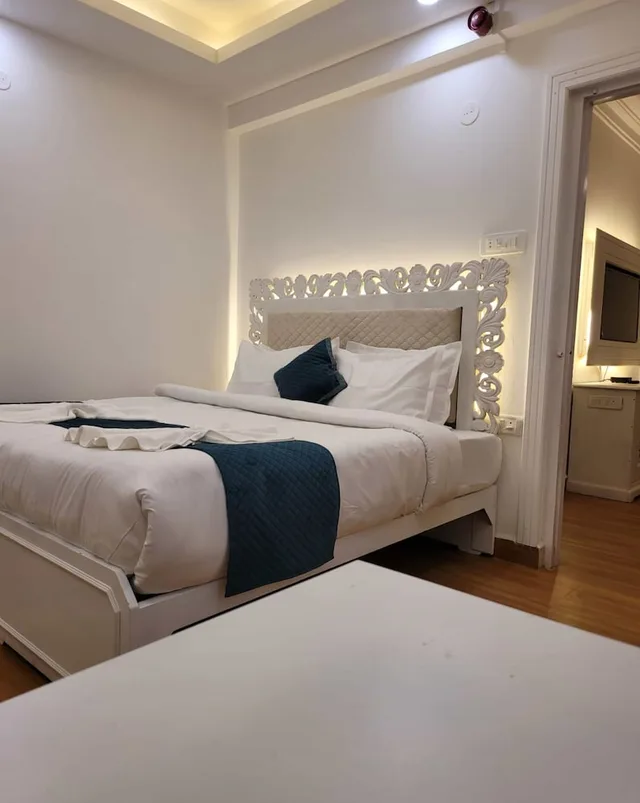 جناح تنفيذي بسريرين منفصلين بمنطقة جلوس، Lillywoods Highland Beach Resort 1/8
