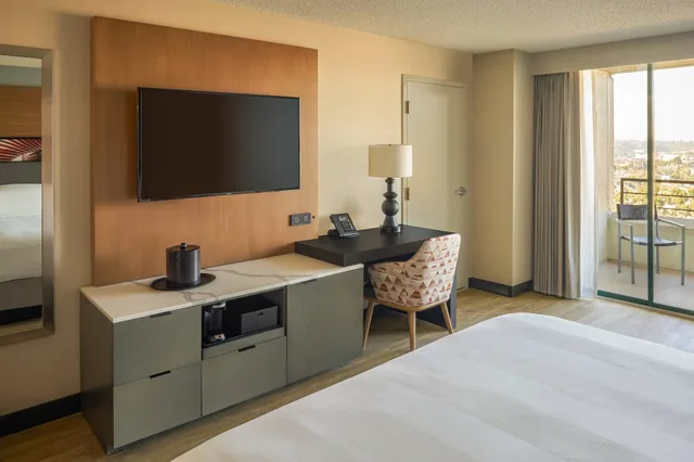 غرفة تنفيذية بسريرين كوين بشرفة، San Diego Marriott Mission Valley 3/4