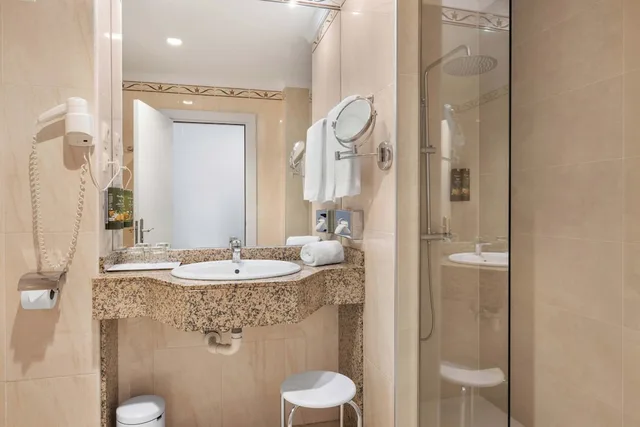 غرفة بسريرين منفصلين بإطلالة جزئية على البحر، Hotel Mac Puerto Marina 3/3