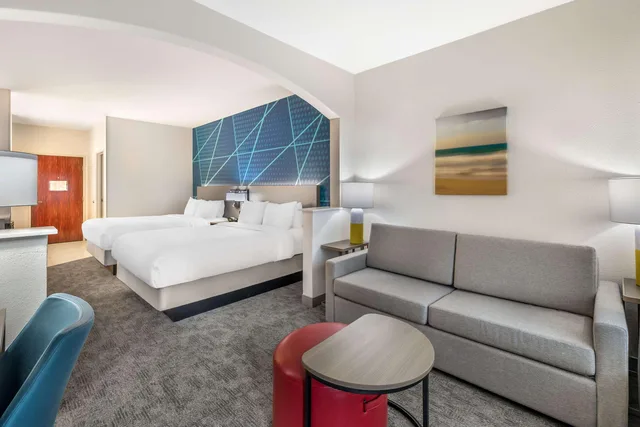 غرفة بسريرين كوين بشرفة مع أريكة، City Express by Marriott Redmond Airport 3/3