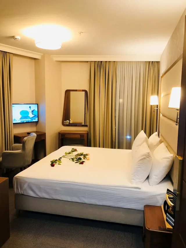 غرفة ديلوكس بسرير كينج وسرير كوين بإطلالة على المدينة، Istanbul Midpoint Hotel 1/10
