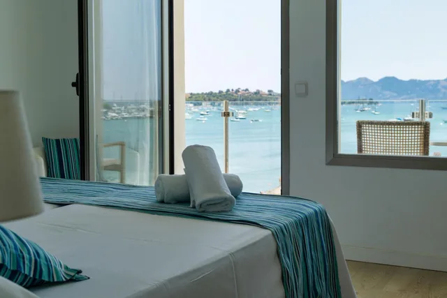 غرفة بسريرين منفصلين بإطلالة على البحر بشرفة، Capri Hotel 5/6