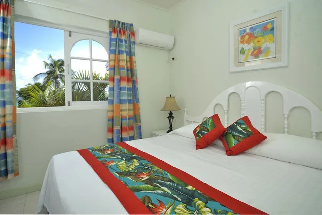 غرفة بسريرين منفصلين بإطلالة على الحديقة بغرفة نوم واحدة، Dover Beach Hotel 1/5