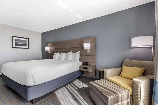 غرفة قياسية بسرير كينج، Best Western Plus Stephenville Inn 1/3
