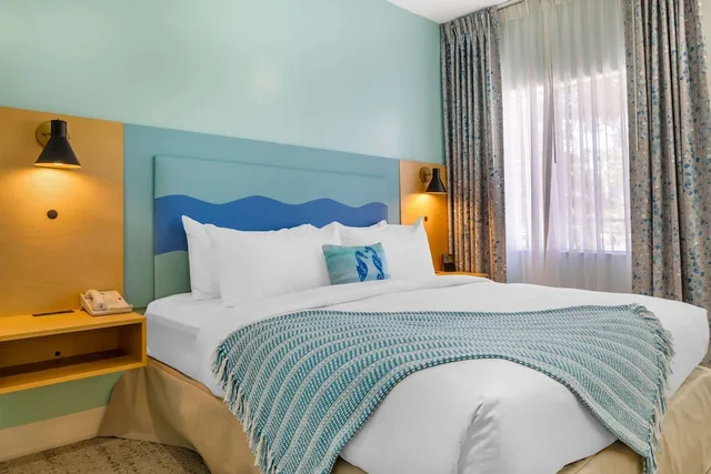 جناح بسرير كينج بإطلالة على المسبح مع أريكة، Quality Suites Downtown San Luis Obispo CA 2/8