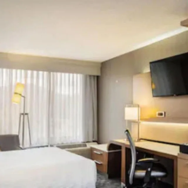 غرفة بسرير كينج مع أريكة لذوي الإعاقة، Courtyard By Marriott Riverside Ucr Moreno Valley Area 3/6