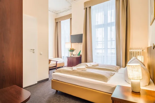 غرفة ثلاثية بثلاثة أسرّة، Upper Room Hotel 5/9