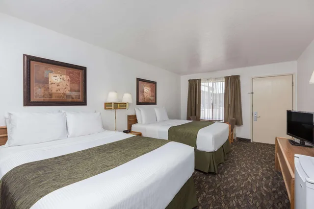 غرفة رباعية بسريرين كوين، Super 8 by Wyndham Fort Bragg 1/5