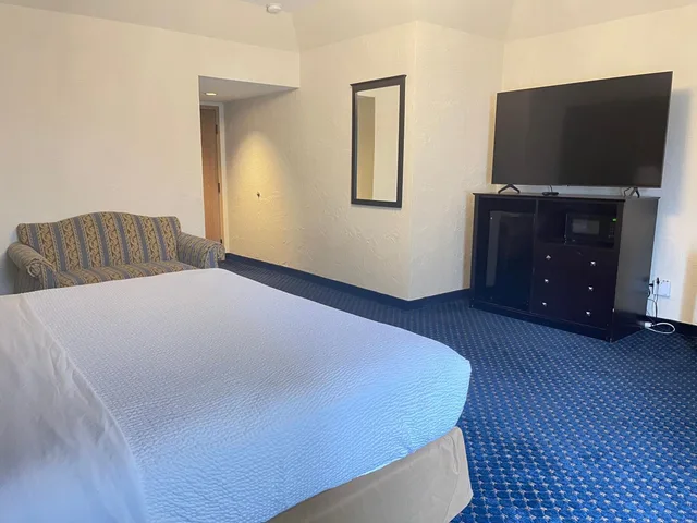 Junior Suite, The Chateau Hotel And Conference Center 2/5