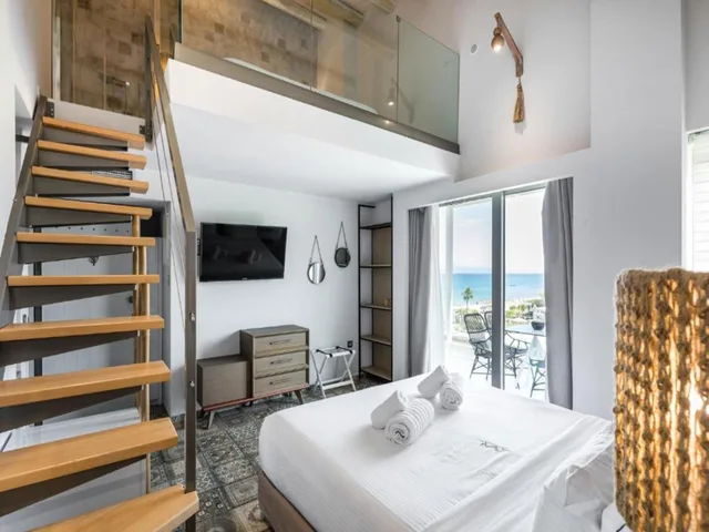 جناح بإطلالة على البحر، Blue Carpet Luxury Suites 1/2