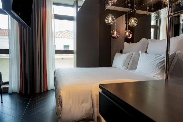 غرفة بسرير كينج، Adia Aluma Athens, Curio Collection by Hilton 1/11