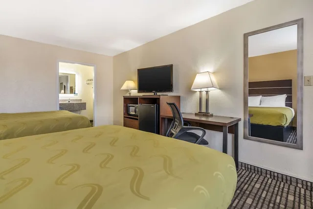 غرفة بسريرين كوين لغير المدخنين يُسمح فيها بالحيوانات الأليفة، Quality Inn Tucumcari, NM 3/6