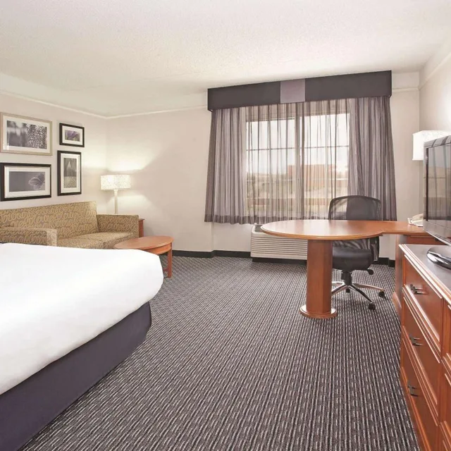 غرفة تنفيذية بسرير كينج، La Quinta Inn Suites Pueblo 4/6