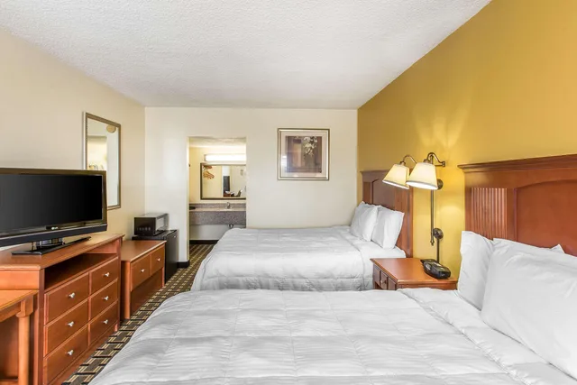 غرفة بسريرين كوين للمدخنين، Econo Lodge Byron near Historic District - Warner Robins 1/5