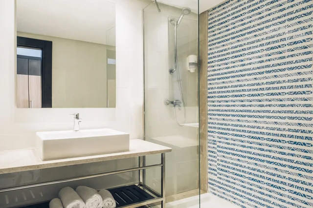 جناح جونيور بسرير كينج بإطلالة على البحر مع أريكة، Iberostar Selection Kuriat Palace 2/2
