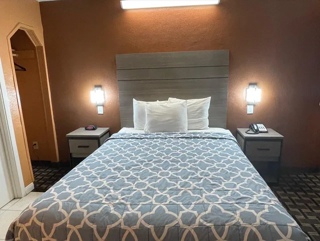 غرفة بسرير كوين، New Corral Motel 4/10