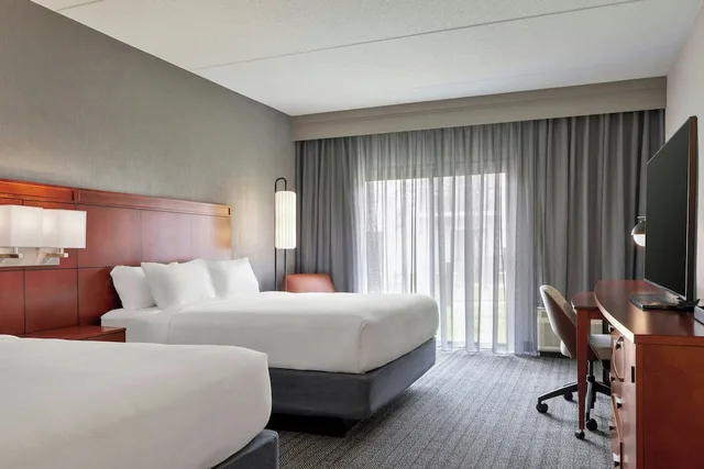Room, 2 Queen Beds, Accessible, Courtyard Pittsburgh Airport 3/10