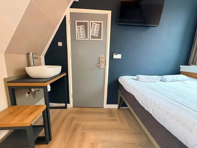 Basic, Double Bed, Shared Bathroom, Continental Hotel 3/5