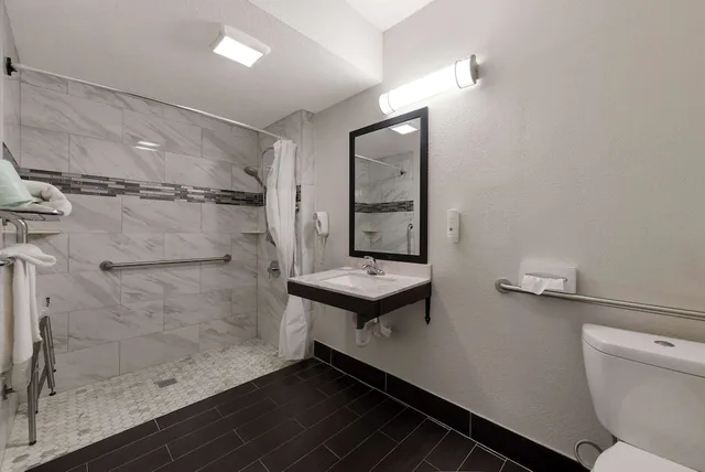 غرفة بسرير كينج لذوي الإعاقة، Quality Inn Merriam Kansas City 4/5