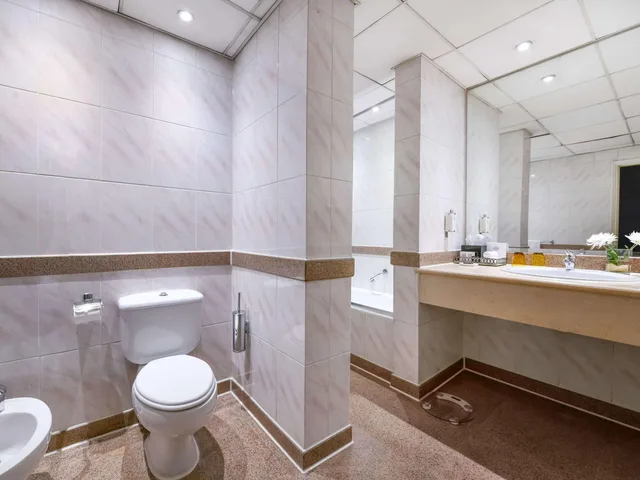 جناح بريستيج بسرير كينج بإطلالة على الحديقة بشرفة بغرفة نوم واحدة بمنطقة جلوس، Pavillon Winter Luxor 4/4