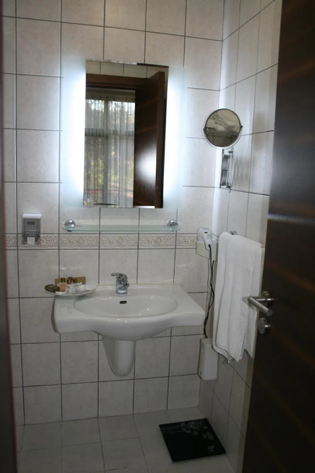 غرفة بسريرين منفصلين بإطلالة على الحديقة، NYSA HOTEL 4/4
