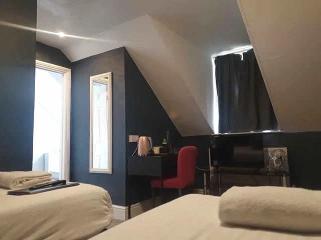 Room, Twin Beds, Street View، The Fountain Inn 1/1