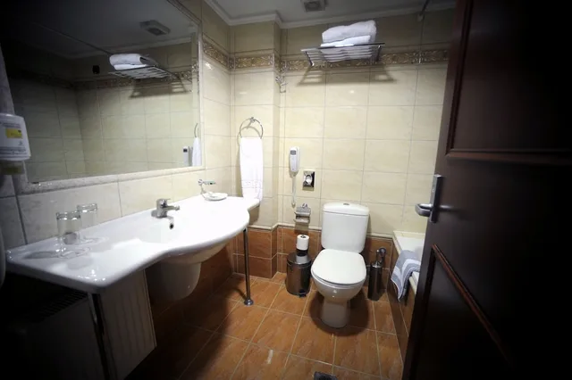 Semi Basement, Economy, Double or Twin Bed، Avalon Hotel Thessaloniki 2/3