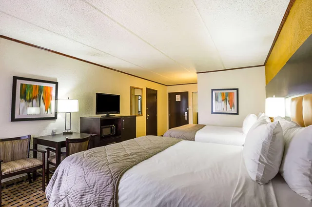 غرفة رباعية بسريرين كوين، Clarion Pointe Lake Jackson - Clute 1/1