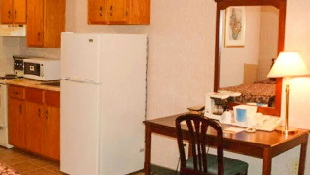 غرفة بسريرين كوين بمطبخ صغير، Traveller S Inn 7/8