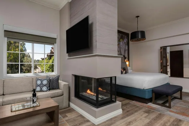 Junior Suite, Luxury, King Bed, River View, Sofa, Balcony, River Terrace Inn 2/3