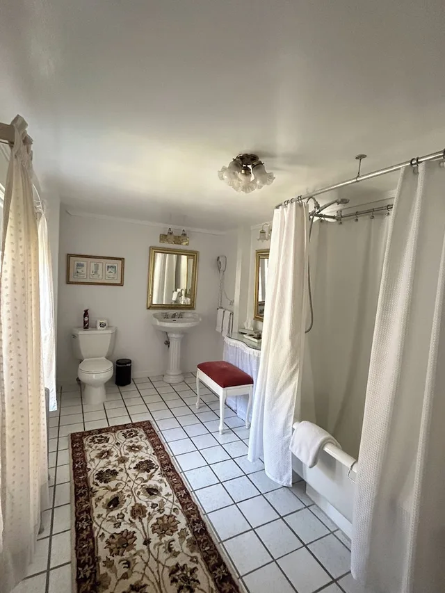 جناح رومانسي بسرير كينج، Blackberry River Inn 1/3