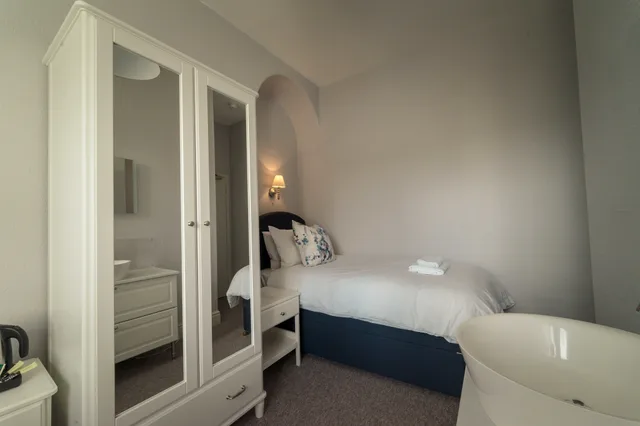 غرفة بسريرين منفصلين بحمام مشترك، Anabelles Guest House 6/6