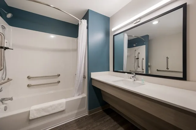 جناح بسرير كوين مع أريكة لذوي الإعاقة، WoodSpring Suites East Lansing - University Area 4/6