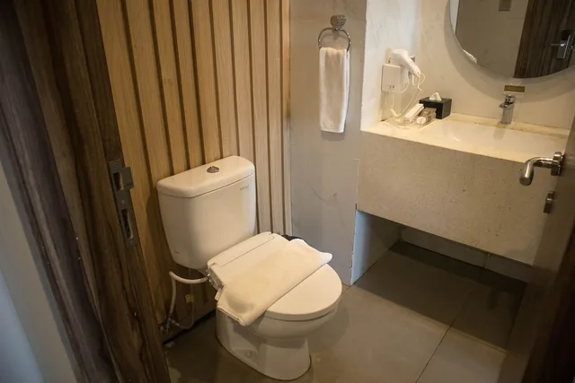 غرفة ديلوكس بسرير كينج، Raja Hotel Kuta Mandalika Resort & Convention 6/8