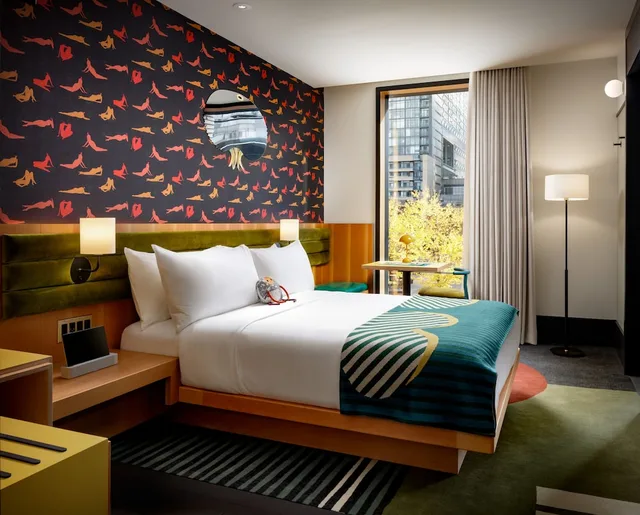 غرفة بسرير كوين، The Drake Hotel 1/3
