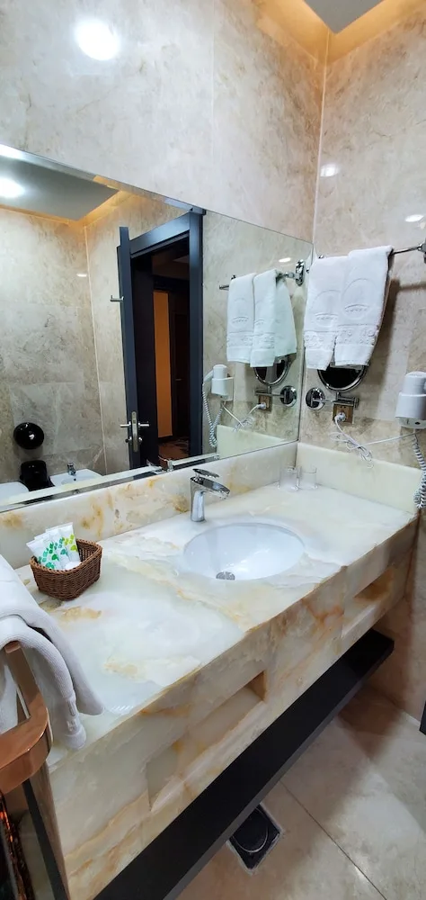 غرفة فاخرة ثلاثية بثلاثة أسرّة بإطلالة على الجبل، Petra Moon Luxury Hotel 3/3