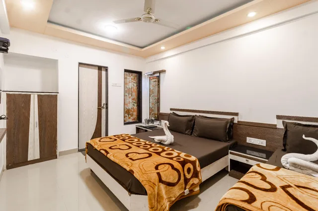 Family, 1 Double and 1 Single Bed, with Fan، Hotel Vyankatesh 1/1
