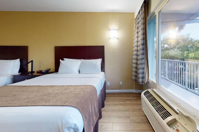 Room, 2 Queen Beds, Parking Lot View، Rodeway Inn and Suites Fort Lauderdale Airport and Cruise Port 3/10