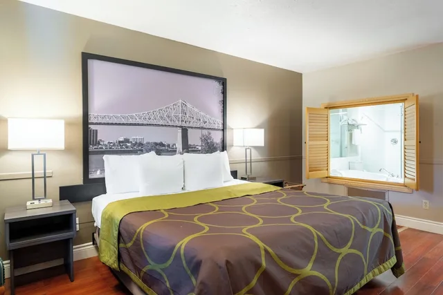 جناح تنفيذي بسرير كينج، Super 8 by Wyndham Gananoque - Country Squire Resort 6/10